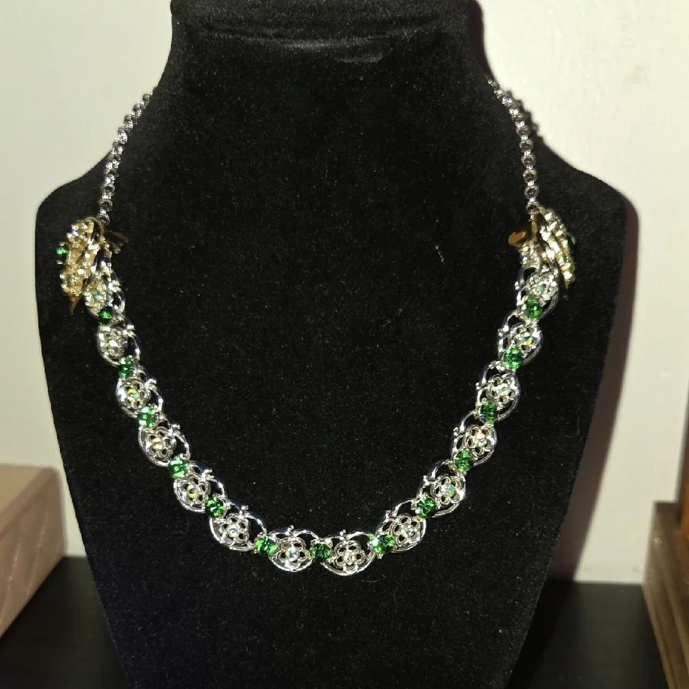 Gold-Tone NECKLACE and EARRINGS set with URANIUM glass crystals - Picture 10 of 13